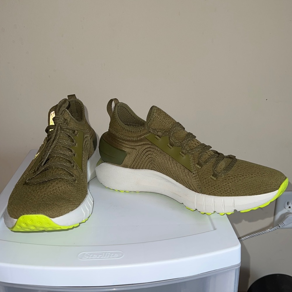 Under Armour hovr phantom green yellow running shoes size 9.5